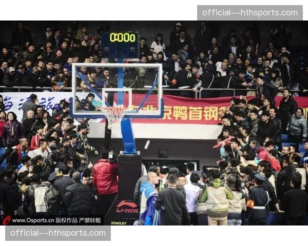 特写镜头:比赛因球迷投掷杂物中断,双方球员围在一起保暖交流 特写镜头:比赛因球迷投掷杂物中断,双方球员围在一起保暖交流