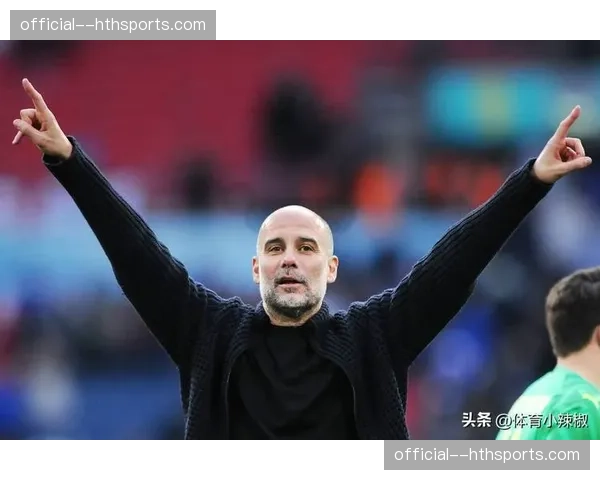 转播画面捕捉细节：场边瓜迪奥拉向队员快速布置前场任意球新战术手势