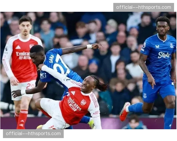 门将失误:勒阿弗尔门将出击脱手,送礼对手打空门 门将失误:勒阿弗尔门将出击脱手,送礼对手打空门